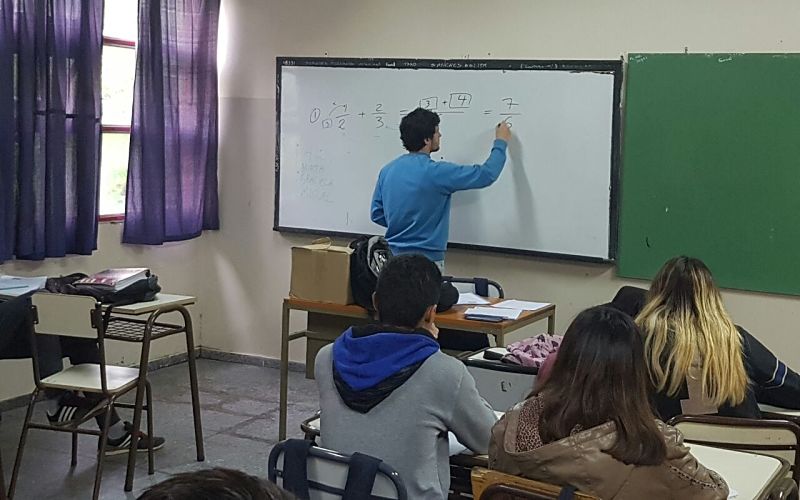 Acompañamiento de alumnos del ciclo básico en el espacio curricular matemática